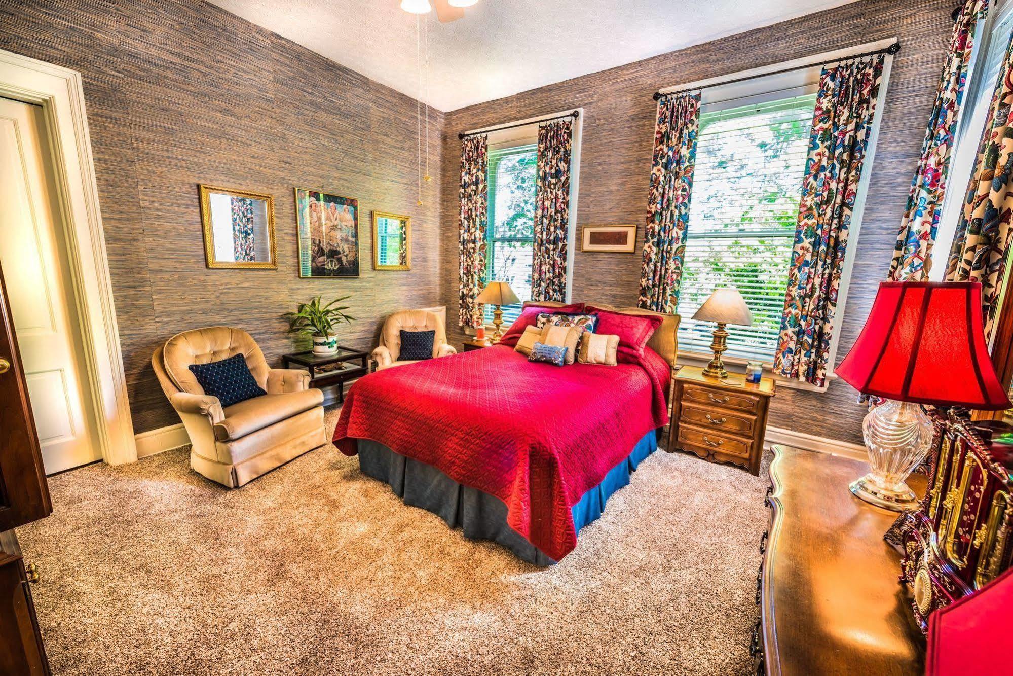 Inn At St James Court Луисвилл Экстерьер фото