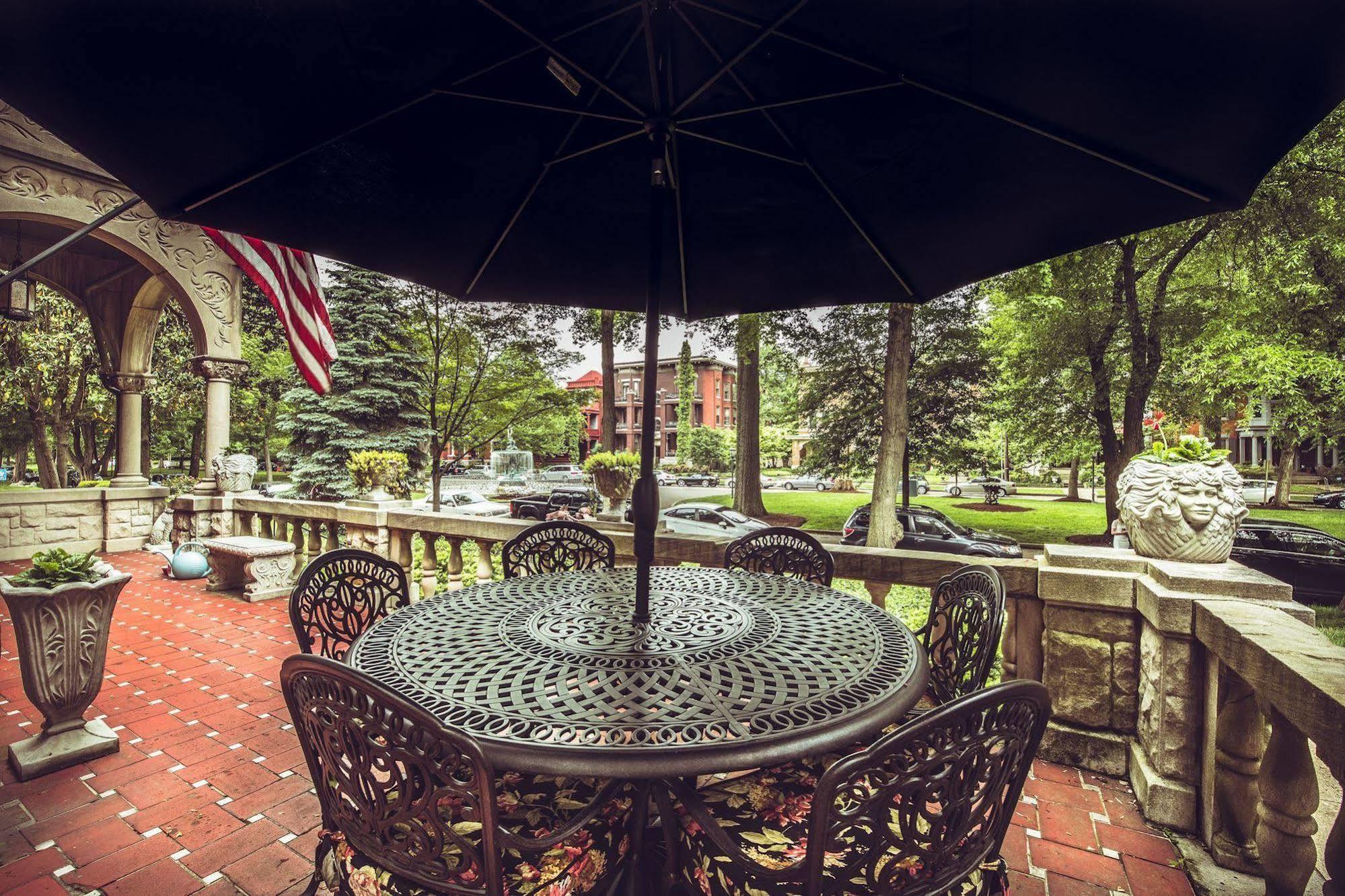 Inn At St James Court Луисвилл Экстерьер фото