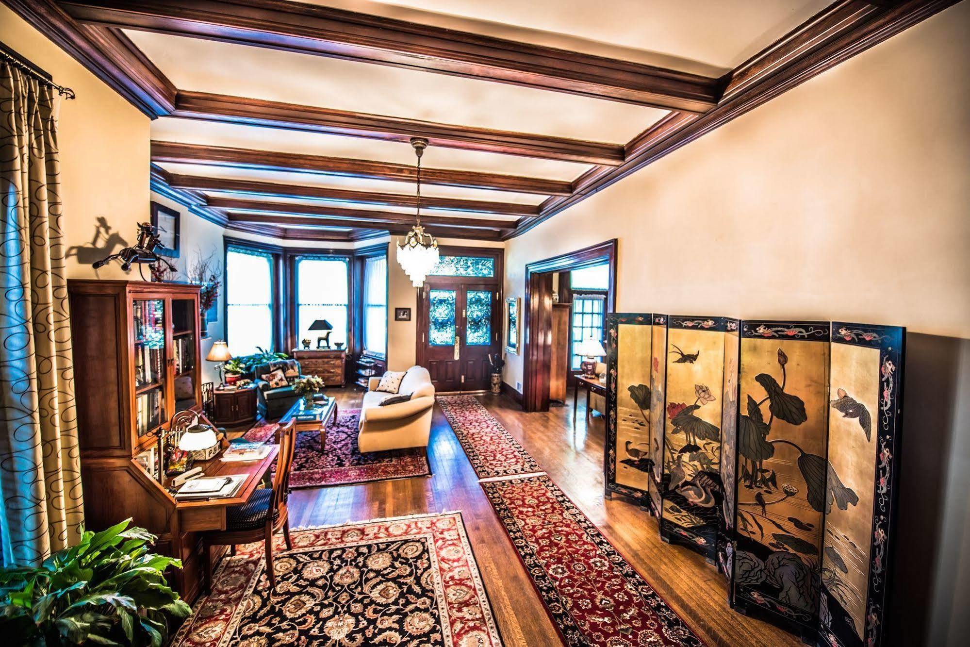 Inn At St James Court Луисвилл Экстерьер фото